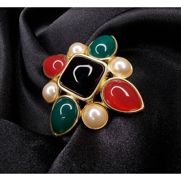 Vintage JOAN RIVERS Maltese Crest Brooch With Black Center Red & Green Cabochons - Picture 3 of 5